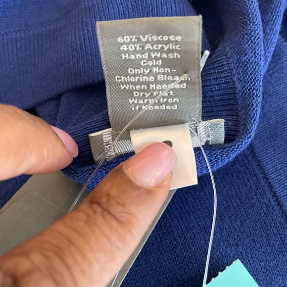 Ann Taylor Lightweight V-Neck Button Sweater - Size M - Picture 12 of 12